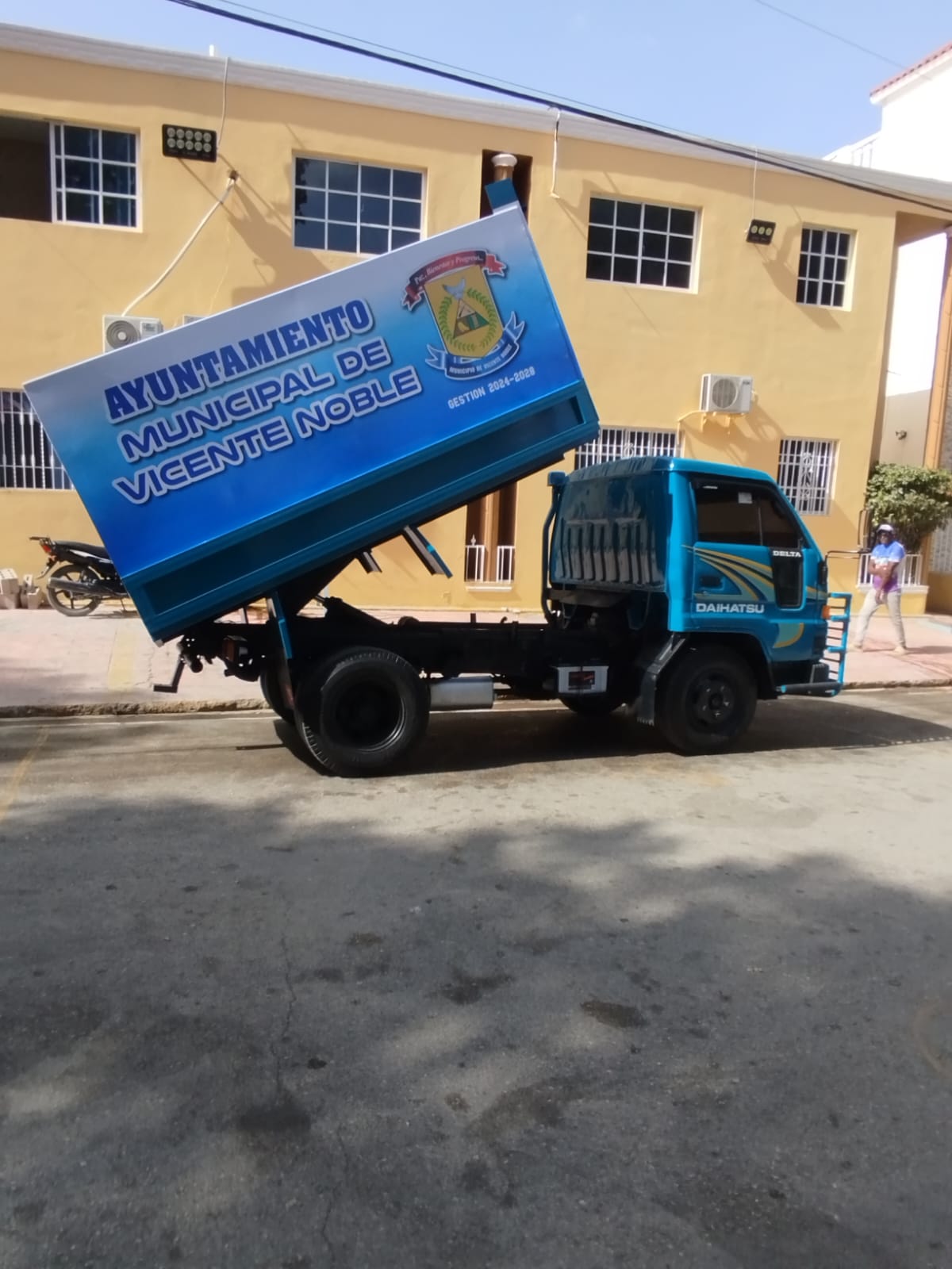Gracias al compromiso de gestión del honorable alcalde, Lic. Orangel Sena Díaz, el camión azul, reparado por el señor Carlos Reyes de Talleres Reyes en Valverde Mao, vuelve a estar en funcionamiento para garantizar un servicio de recogida de basura más eficiente para toda la comunidad.