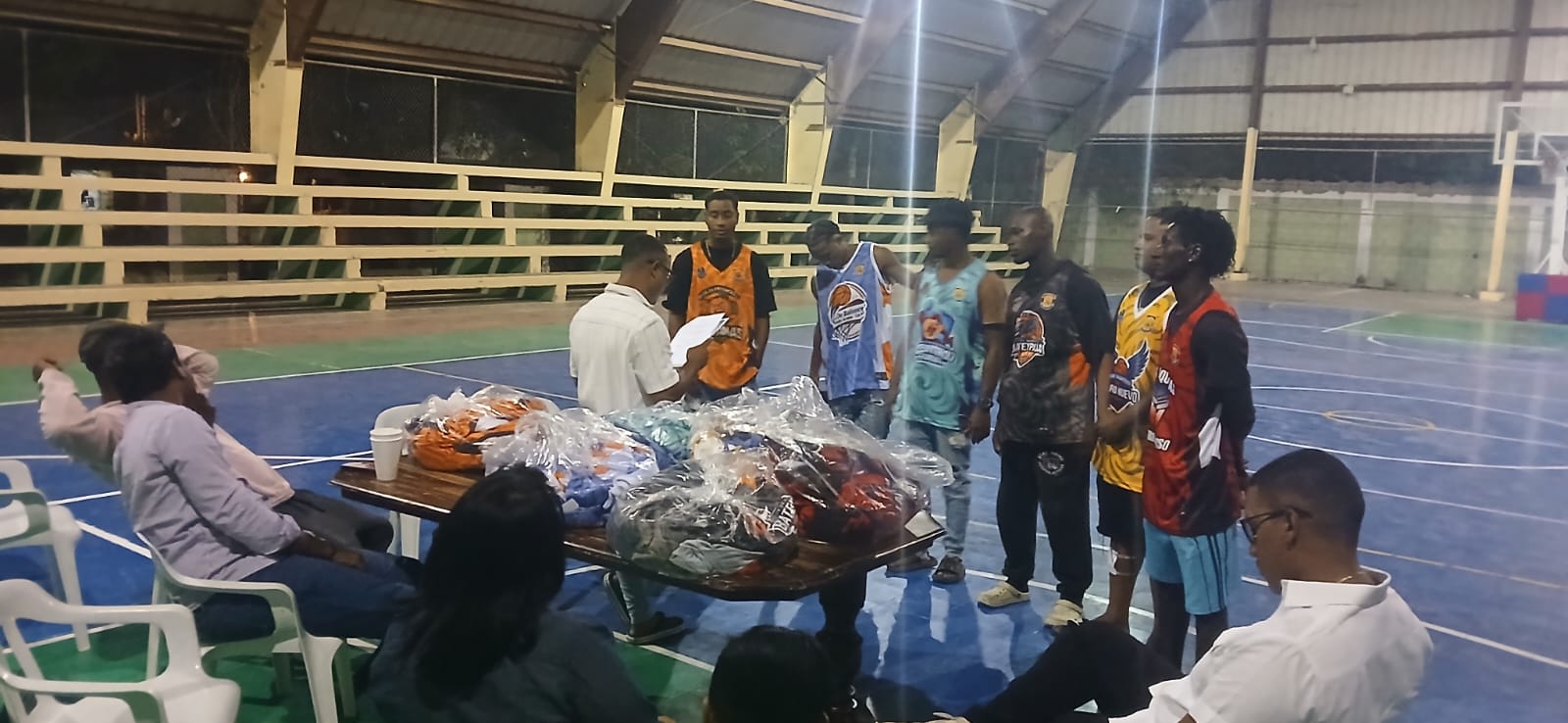 Alcalde Orangel Sena, junto a Damaris Peña, Alexis Ferreras, Enmanuel Feliz y parte de la directiva del Torneo Superior de Baloncesto de Vicente Noble esta representada por Nico y el popular Lucas, hacen entrega de los uniformes de manera formal a los capitanes de cada equipo.