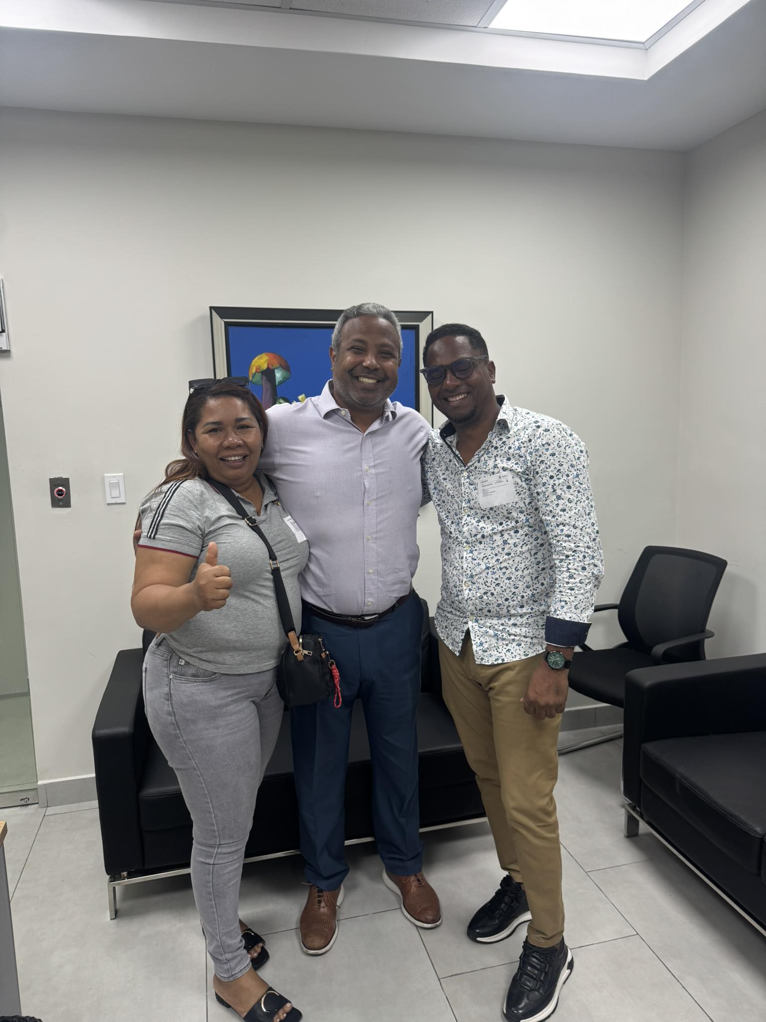 Hoy sostuvimos un grato encuentro con nuestro amigo Caonabo Valdez Director Administrativo de INAPA, con él estuvimos tratando temas de suma importancia para nuestro municipio, donde el tema central fue el desagüe de las aguas negras del sector de los multis, estamos tocando puertas para traer soluciones a los males que nos aquejan durante décadas. Unidos lograremos grandes cosas porque “VICENTE NOBLE ES DE TODOS”