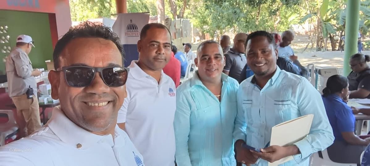 Hoy nuestro honorable alcalde Orangel Sena estuvo dando acompañamiento al alcalde del municipio del Peñón Augusto Caraballo (Chiki Can) En un gran operativo de inclusión social dirigido por el Director General del Propep Robert Polanco, de igual manera nuestro alcalde Orangel Sena compartió con el director provincial de esa institución Henry Pichardo y el director regional Wilkin Feliciano.